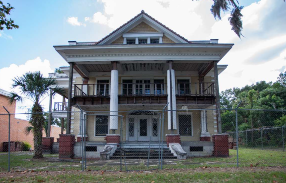 Why Was This Stunning Florida Mansion Abandoned Oliver Reports